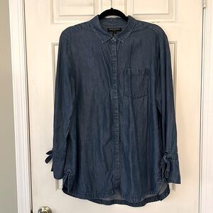 Banana Republic women’s denim shirt. Perfect light layer for fall! GUC.